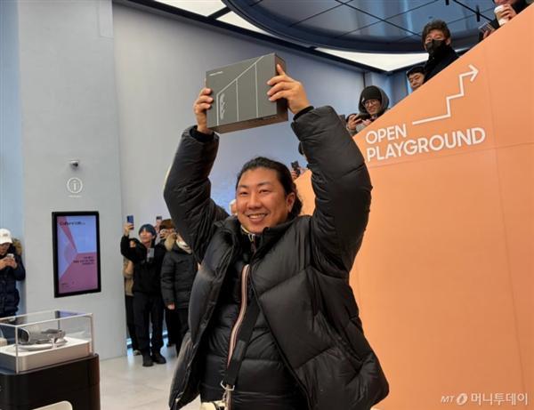 娛樂城：全球首个三星三折叠屏消费者诞生：42岁 严寒中排队将近24小时